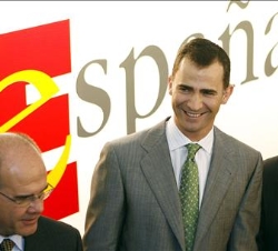 Su Alteza Real, durante su visita al Pabellón de España de la Feria Internacional del Libro de Guadalajara, con el presidente de la Junta de Andalucía