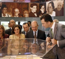 Don Felipe, durante su visita a la Feria Internacional del Libro de Guadalajara, con el presidente de la Junta de Andalucía, la consejera andaluza de 