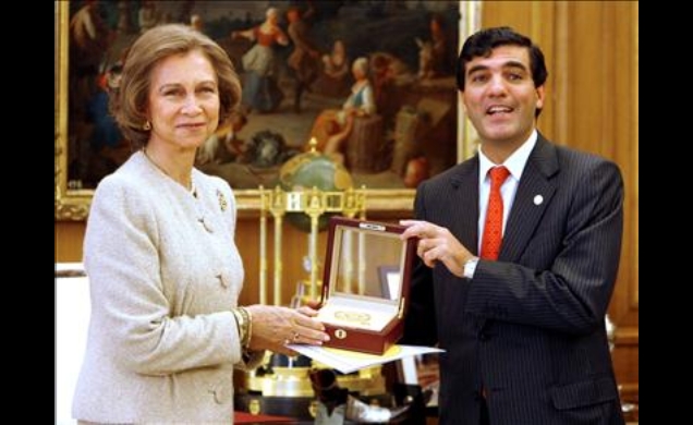 Doña Sofía recibe la primera Medalla de Oro "Corazones con Eco"