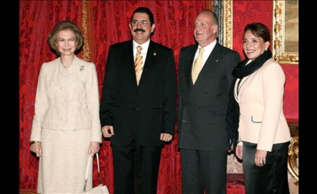 Sus Majestades los Reyes con el Presidente de Honduras, José Manuel Zelaya Rosales, y su esposa, Xiomara Castro, momentos antes del almuerzo ofrecido 