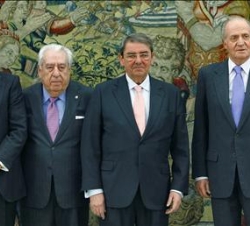 Su Majestad el Rey, con el presidente del Círculo de Empresarios Vascos, Alejandro Echevarría, el presidente de honor, José Miguel de la Rica, y el pr