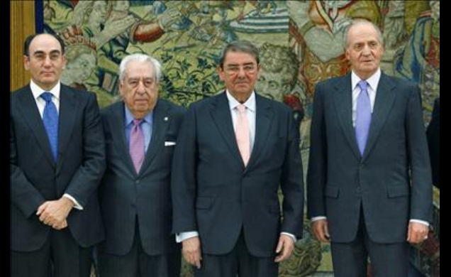 Su Majestad el Rey, con el presidente del Círculo de Empresarios Vascos, Alejandro Echevarría, el presidente de honor, José Miguel de la Rica, y el pr