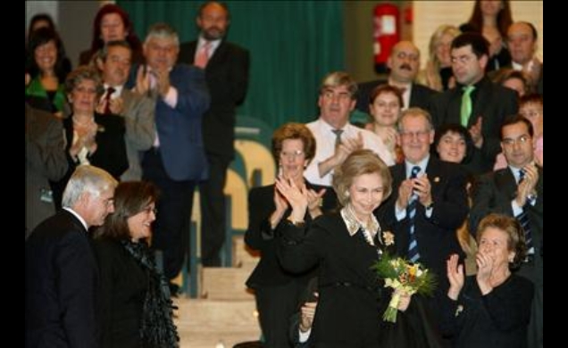Doña Sofía recibe los aplausos del público a su llegada al Teatro Auditorio Buero Vallejo