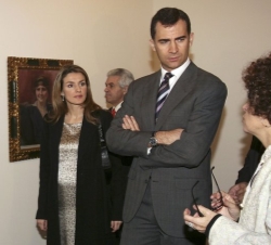Los Príncipes de Asturias atienden a las explicaciones de la directora de la Residencia de Estudiantes, Alicia Gómez-Navarro, durante su visita a la e