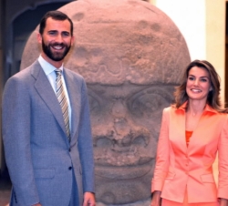 Los Príncipes posan delante de una cabeza Olmeca