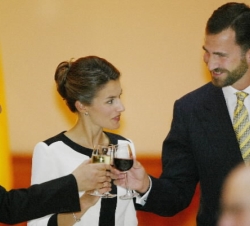 Don Felipe y Doña Letizia brindan con el gobernador de Nuevo León