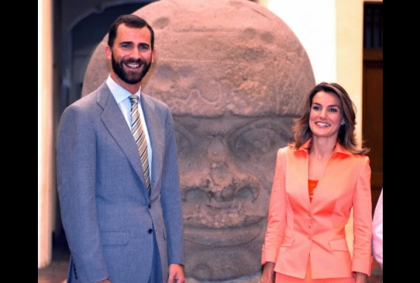 Los Príncipes posan delante de una cabeza Olmeca