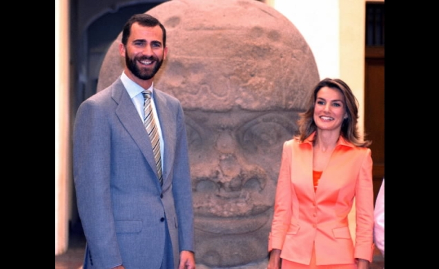 Los Príncipes posan delante de una cabeza Olmeca