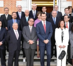 Su Alteza Real el Príncipe de Asturias junto a una representación de la Asociación Española para la Calidad