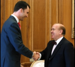 Su Alteza Real el Príncipe de Asturias saluda al decano del Colegio de Abogados de Madrid, Luis Martí Mingarro, durante la audiencia al Servicio Médic
