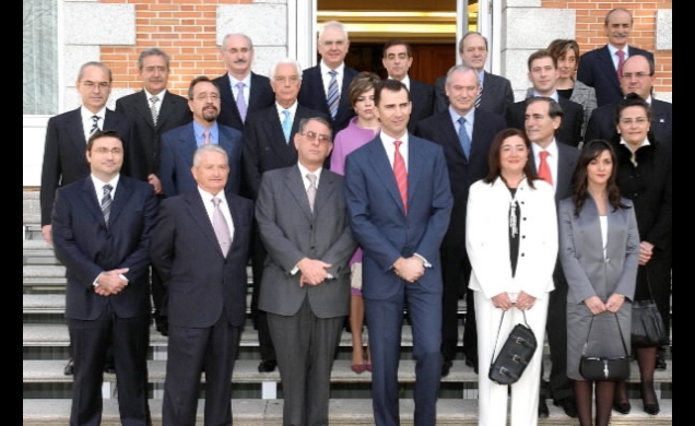 Su Alteza Real el Príncipe de Asturias junto a una representación de la Asociación Española para la Calidad