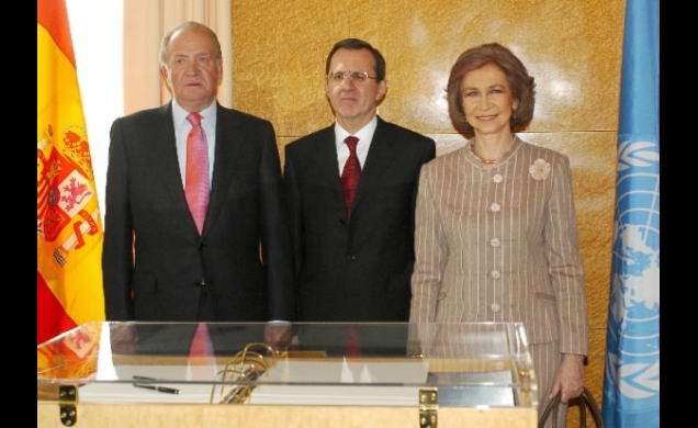 Sus Majestades los Reyes en su visita a la Oficina de Naciones Unidas en Ginebra, con el Director General, Sergei Ordzhonikidze.