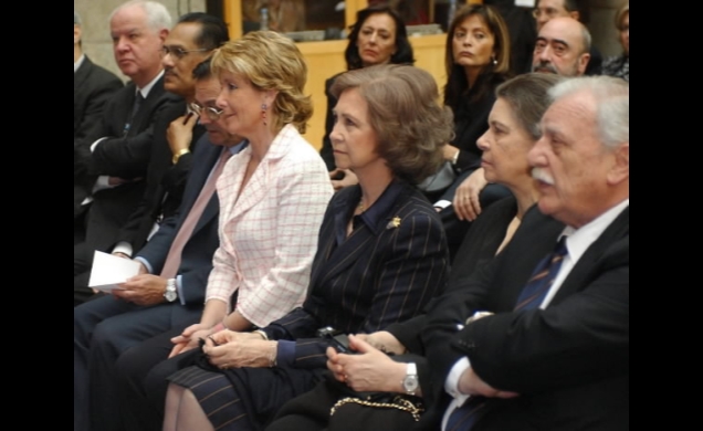 La Reina junto a la presidenta de la Comunidad de Madrid, la Princesa Doña Irene y el presidente de La Caixa