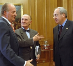 El Rey saluda al Presidente de la Fundación.