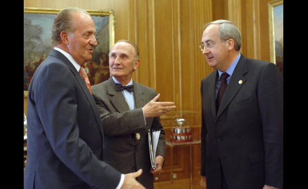 El Rey saluda al Presidente de la Fundación.