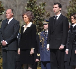 Sus Majestades los Reyes y Sus Altezas Reales los Príncipe de Asturias, guardan los cinco minutos de silencio durante el acto de inauguración del &quo