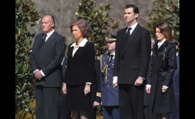 Sus Majestades los Reyes y Sus Altezas Reales los Príncipe de Asturias, guardan los cinco minutos de silencio durante el acto de inauguración del "Bos