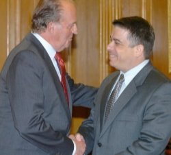Su Majestad el Rey saluda al Ministro de Relaciones Exteriores de la República de Cuba