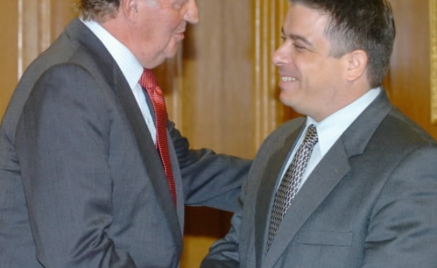 Su Majestad el Rey saluda al Ministro de Relaciones Exteriores de la República de Cuba