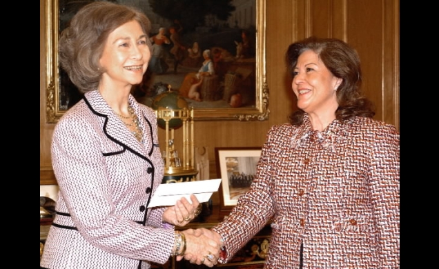 La Reina recibe el saludo de la presidenta de la Asociación de Damas Diplomáticas, Sharifa Nur Nasser.