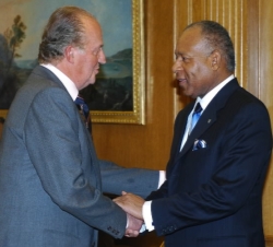 Su Majestad el Rey saluda al Primer Ministro de la República de Trinidad y Tobago, Patrick Manning