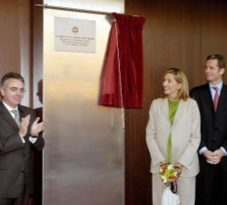 Los Duques de Palma descubren una placa conmemorativa, junto al presidente del Gobierno de Navarra