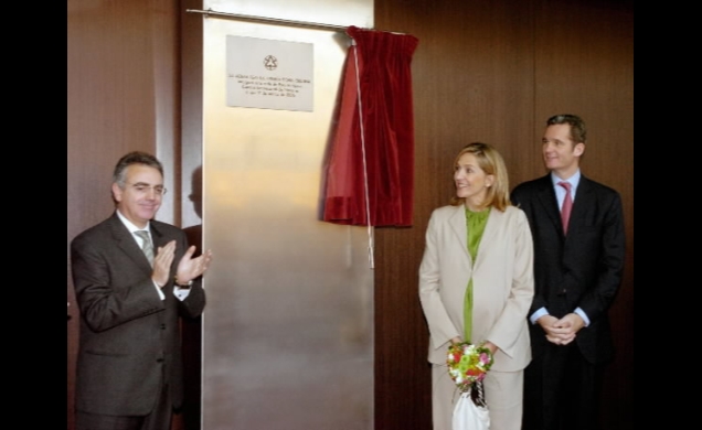 Los Duques de Palma descubren una placa conmemorativa, junto al presidente del Gobierno de Navarra