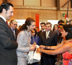 Doña Elena y Don Jaime, en su visita al "stand" de Ecuador, ubicado en el pabellón 6 del IFEMA.