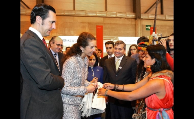 Doña Elena y Don Jaime, en su visita al "stand" de Ecuador, ubicado en el pabellón 6 del IFEMA.