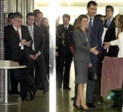 Los Príncipes de Asturias duarnte su visita a las instalaciones del diario "La Vanguardia"