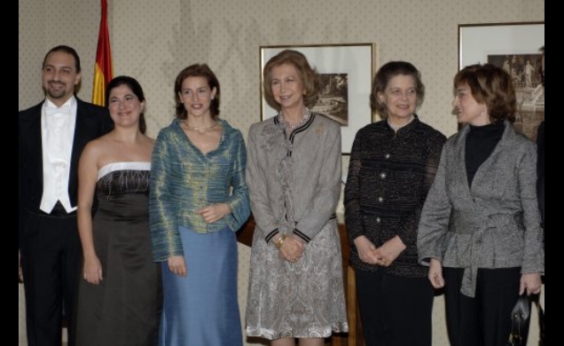 Su Majestad la Reina, junto a su hermana y presidenta de Mundo en Armonía, Su Alteza Real la Princesa Doña Irene, y la secretaria de Estado de Coopera