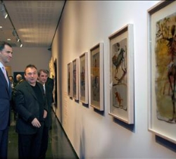 Su Alteza Real atiende a las explicaciones del artista mallorquín Miquel Barceló