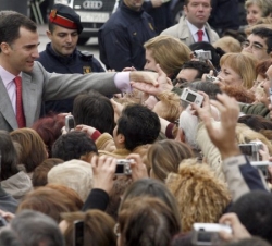 Su Alteza Real saluda a los ciudadanos congregados ante la plaza del Ayuntamiento de Hospitalet