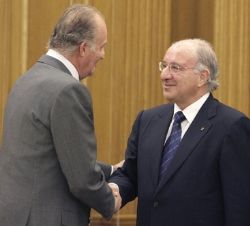 Don Juan Carlos saluda al presidente de Caja Duero, Julio Fermoso
