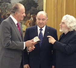 El Rey junto al escultor Cristóbal Gabarrón y el presidente de Caja Duero