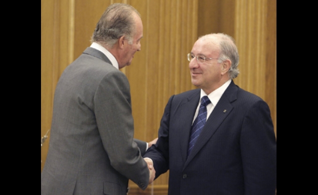 Don Juan Carlos saluda al presidente de Caja Duero, Julio Fermoso