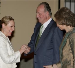 Don Juan Carlos y Doña Sofía saludan a la Comisaria Europea, Benita Ferrero