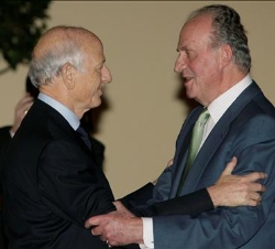 Don Juan Carlos saluda al consejero del Rey de Marruecos, André Azoulay