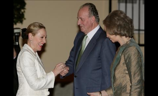 Don Juan Carlos y Doña Sofía saludan a la Comisaria Europea, Benita Ferrero