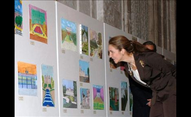 Su Alteza Real la Infanta Doña Elena contempla los trabajos de los niños