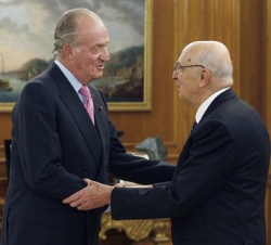 Don Juan Carlos saluda al Presidente de la República italiana, Sr. Giorgio Napolitano