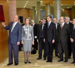 Sus Majestades los Reyes descubren una placa conmemorativa