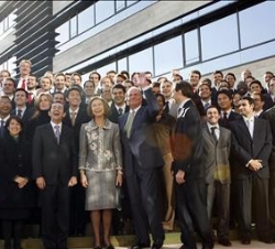 Los Reyes, con el rector de la Universidad de Navarra, el director general del IESE y los alumnos del Programa MBA del IESE