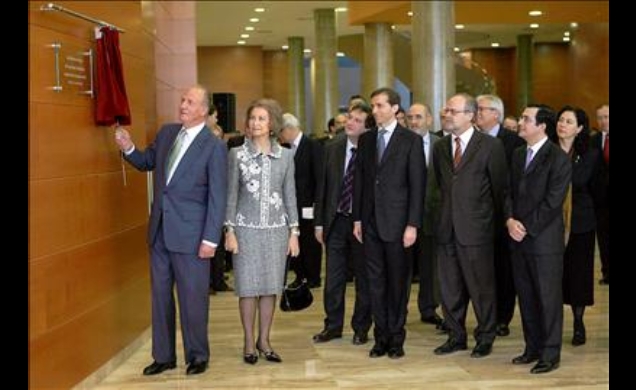 Sus Majestades los Reyes descubren una placa conmemorativa