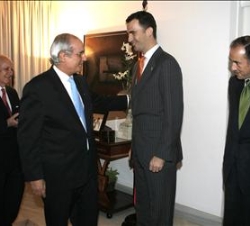 El Príncipe saluda a los invitados a la recepción ofrecida a una recepción a la colectividad española