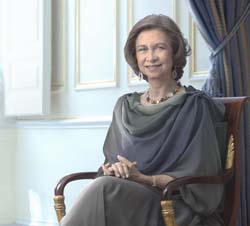Click para ampliar Fotografía oficial de Su Majestad la Reina Doña Sofía