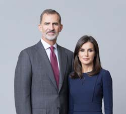 Click para ampliar Fotografía oficial de Sus Majestades los Reyes Don Felipe y Doña Letizia (Estela de Castro)