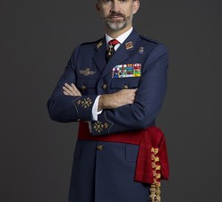 Click para ampliar Fotografía oficial de Su Majestad el Rey Don Felipe VI con uniforme de diario para actos de especial relevancia de Capitán General del Ejército del Aire