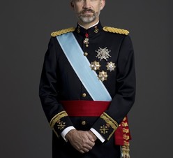 Click para ampliar Fotografía oficial de Su Majestad el Rey Don Felipe VI con uniforme de gran etiqueta de Capitán General del Ejército de Tierra