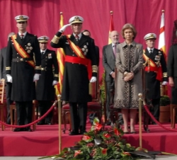 Sus Majestades los Reyes y Sus Altezas Reales los Príncipes de Asturias en la entrega de la Bandera de Combate a la Fragata "Almirante Juan de Bo